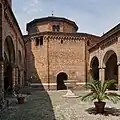 Cortile di Pilato mit longobardischem Kalksteinbecken (8. Jh.)