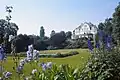 Blick über den Park zur Villa
