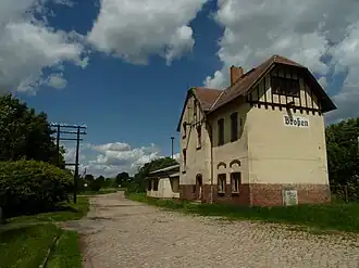Empfangsgebäude und Vorplatz