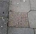 Alte Grenzmarkierung im Gehwegpflaster