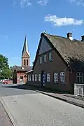 Blick in die Dorfstraße, im Hintergrund die St.-Urban-Kirche