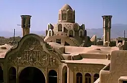 Chane-ye Borudscherdi in Kaschan im Zentrum des Iran wurde 1857 erbaut und ist ein Beispiel der alten persischen Baukultur in Wüstengegenden. Die beiden hohen Windtürme kühlen die privaten Gemächer (Andaruni) des Gebäudes.