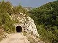 Unasphaltierte Magistralstraße im unteren Prača-Tal