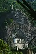 Bosselstein, unterhalb die Felsenkirche.