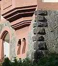 Bossenquaderung aus Lungstein am Sockel