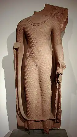 Buddha in einer Uttarâsangâ-Robe, Frühphase des Gupta-Reiches 6. Jhr., Mathura-Schule, roter Sandstein. Indien.