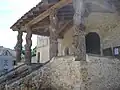 Vorbau der Kirche mit dekorativ geschnitzten Holzpfosten