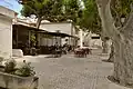 Place Gilles Leontin mit dem Café du Commerce