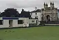 Der Bowlingclub und im Hintergrund das Grylls Monument