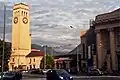 Der charak­te­ris­ti­sche Uhr­turm am Bahn­hof Bozen