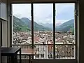 Dreiflügliges Bodenfensterband mit Tiefgeländer, Hochhaus in Bozen, Architekt: Luis Plattner