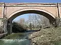 Der Bozzone an der Eisenbahnbrücke von Taverne d’Arbia