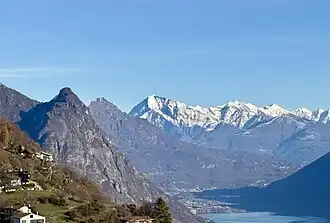 Schneebedeckt der Legnone, Blick von Westen. Links unten Brè.