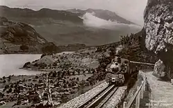 Zug der Brünigbahn auf dem Zahnstangenabschnitt oberhalb Lungern