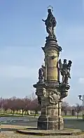 Skulpturengruppe des hl. Johannes von Nepomuk, hl. Adalbert und hl. Wenzel (1719–1722) an der Kirche Mariä Himmelfahrt in Most