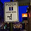 Verkehrszeichen zum Wendeplatz für Kfz an der Sackgasse (vor der Tram- und Fußgänger-Zone) in Prag