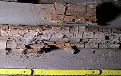 Würfelbruch bei Braunfäule durch den Echten Hausschwamm