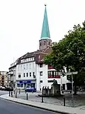 Blick vom nördlichen Ende der Scharrnstraße auf den Bäckerklint, im Hintergrund der Turm der Petrikirche