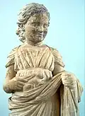 Mädchenstatue (arktos) mit Kaninchen. 4. Jh. v. Chr.