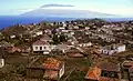 Inselhauptort Vila Nova Sintra auf einem 480 m hohen Plateau. Im Hintergrund die 20 km entfernte Insel Fogo
