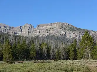 Breccia Peak (Bildmitte) von Südwesten, vom U.S. Highway 26/287 nordwestlich des Togwotee Passes.