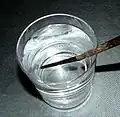 Nach dem Zufüllen von Wasser erscheint der Stab etwas nach oben geknickt.