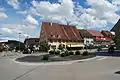 Kreisel an der Kreuzung der Kantonsstrassen im Dorfzentrum