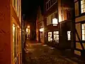 Mittelalterlich anmutende Straße in der Nacht