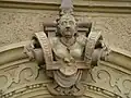 Rollwerk mit Halbfigur als Portalschmuck