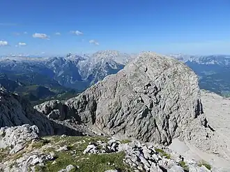 Brettriedel gesehen vom Großen Archenkopf, links davon im Hintergrund Watzmann, Großer Hundstod und Steinernes Meer (v. r. n. l.).