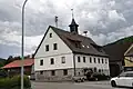 Ehemaliges Bürgermeisteramt, heute Wohnhaus. Es werden noch immer die Bewohner von der Glocke im Glockentürmchen stündlich an die Uhrzeit erinnert.
