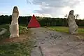 Ägyptische Pyramide, karminrot, von Hans A.&nbsp;Graef und die Zwei Riesen von Wolfgang Steck