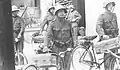 Brieftaubensoldaten mit Fahrrad