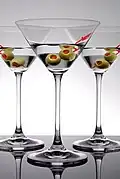 Cocktailspieße aus rotem Kunststoff bei Martini Dry Cocktails