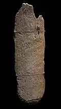 Ein aus einer Rentier-Rippe gefertigter Fellauslöser, ein typisches Werkzeug aus dem Gravettien, etwa 25.000 bis 28.000 Jahre alt, gleichfalls aus der Brillenhöhle