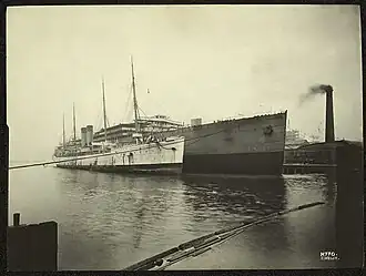 Die Cedric am Ausrüstungsdock, neben ihr die alte Britannic kurz vor ihrem Abbruch