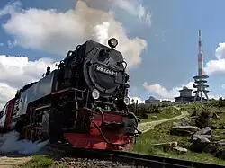 Neubaudampflok vor der Gipfelkulisse