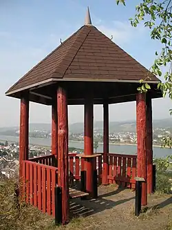 Aussichtspavillon mit Blick über den Rhein