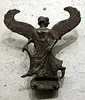 Nike in einem Peplos über einem Chiton, zweites Viertel des 5. Jhs. v.&nbsp;Chr.