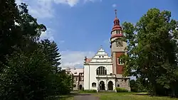 Auferstehungskirche und Pfarrhaus in Velká Ves