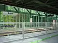 Durchgehende Gitter zwischen den beiden Fahrprofilen erschweren den unbefugten Wechsel von einem Bahnsteig zum anderen