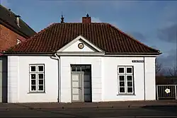 Das Brückengeldein­nehmerhaus vor der Hafenbrücke