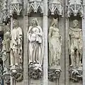 Skulpturen links über dem Portal, 2. Etage