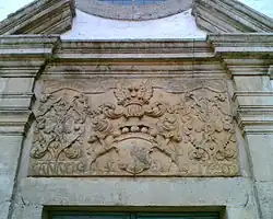 Wrisberg-Relief über der Kirchentür.