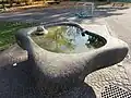 Brunnen 1954. Von Heinz Marco Fiorese (1913–1992) Bildhauer. Niederholz Schulhaus