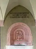 Brunnen im Kreuzgang des Staatsarchiv Basel-Stadt, Schweiz. Inschrift, Gedicht von Johann Christian Friedrich Hölderlin (1770–1843). Inschrift: NICHT IN DER BLÜHT UND PURPURTRAUB, QUILLT HEILIGE KRAFT ALLEIN, ES NÄHRT DAS LEBEN VOM LEIDE SICH Heinrich Altherr (1878–1947), Wandbilder von 1942–1946 im Kreuzgang des Staatsarchiv Basel-Stadt Martinsgasse 2, Basel-Stadt. Erbaut 1898 von den Architekten Eduard Vischer und Rudolf Eduard Fueter. Konzept der inneren Einrichtung von Staatsarchivar Rudolf Wackernagel (1855–1925).