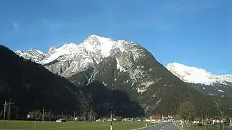 Die Brunnensteinspitze von Südwesten, im Vordergrund Scharnitz. Der Gipfel der Rotwandlspitze ist aus dieser Perspektive verdeckt