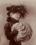Frau mit Chinchilla-Muff