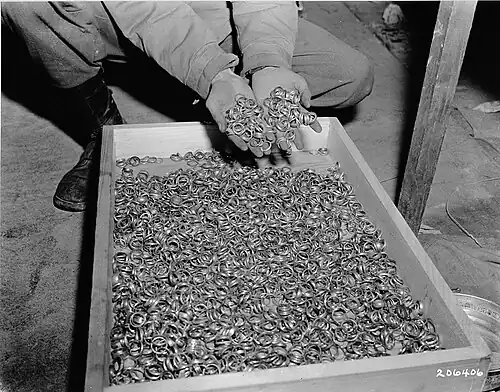 Tausende von Eheringen getöteter Häftlinge, Buchenwald, 5. Mai 1945