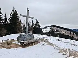 „Gipfelkreuz“ des Buchkogels, eigentlicher Gipfel rechts im Bild.